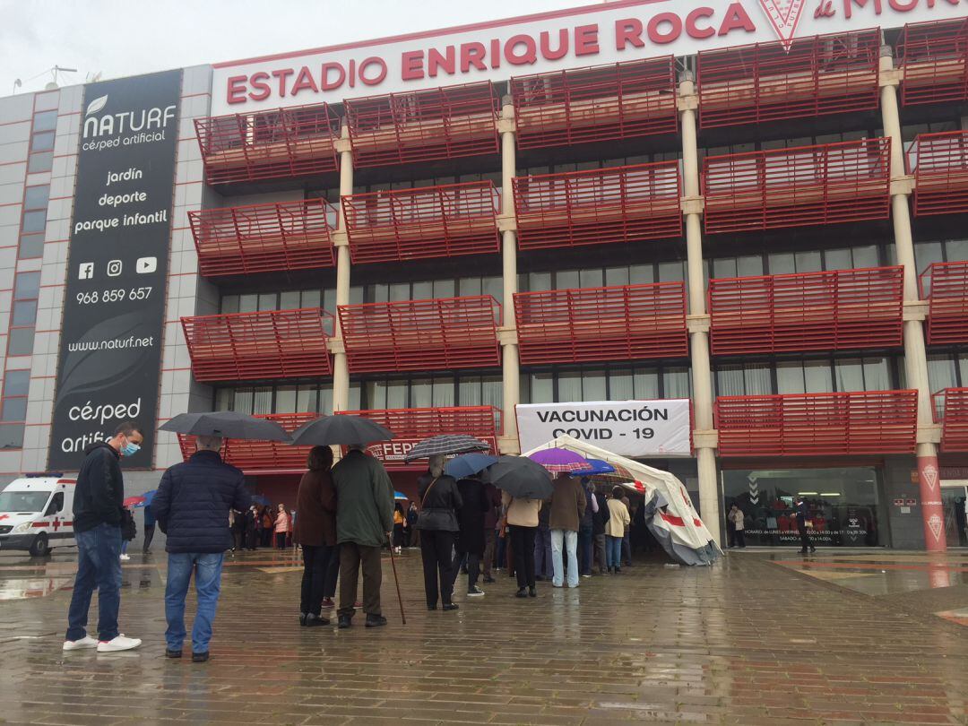 2.000 personas estaban citadas para vacunarse contra el coronavirus en el Estadio Enrique Roca, de Murcia