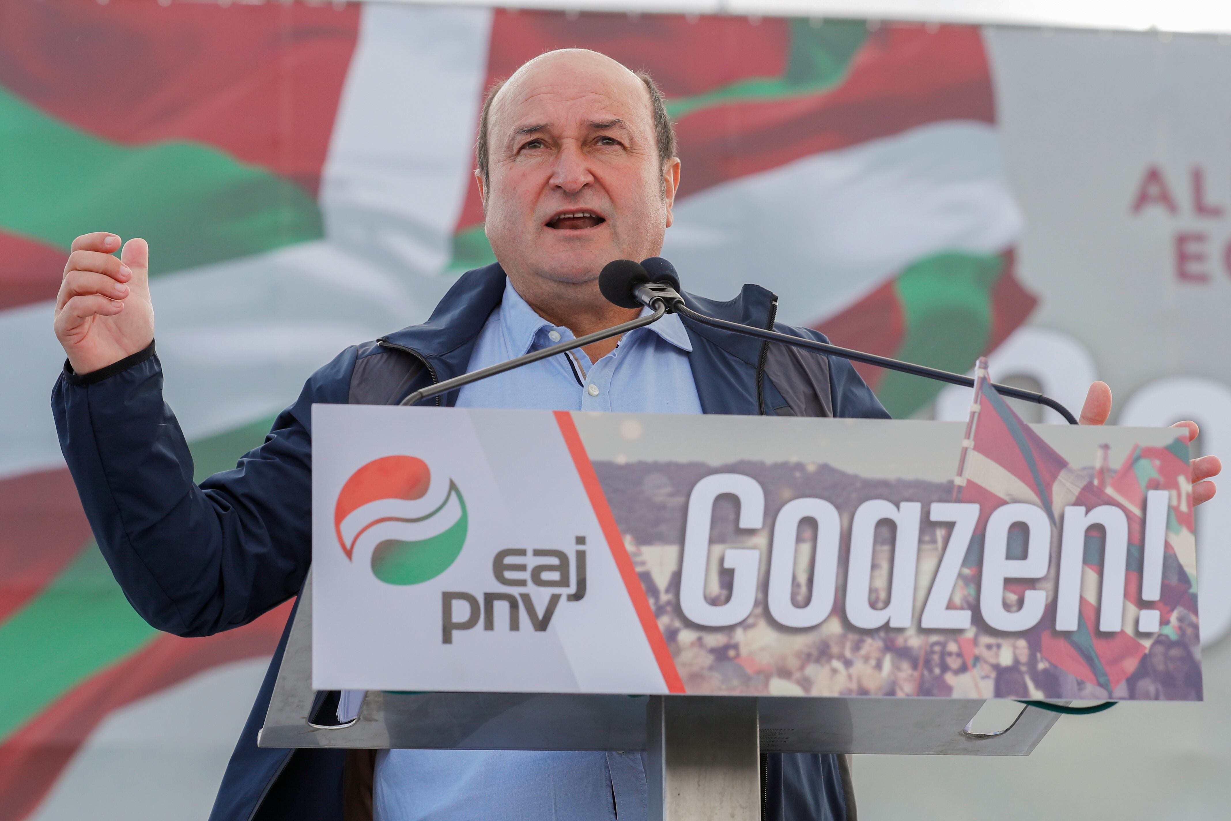 VITORIA, 25/09/2022.- El presidente del PNV Andoni Ortuzar, pronuncia un discurso durante el acto central del Alderdi Eguna que vuelve a su formato original con la asistencia de simpatizantes y militantes del partido, en Vitoria, este domingo. EFE/ David Aguilar
