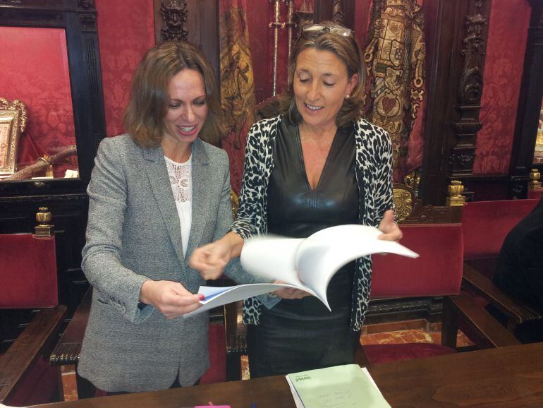 Las concejalas Isabel Nieto (d) y Rocío Díaz ojean una documentación al término de una rueda de prensa.