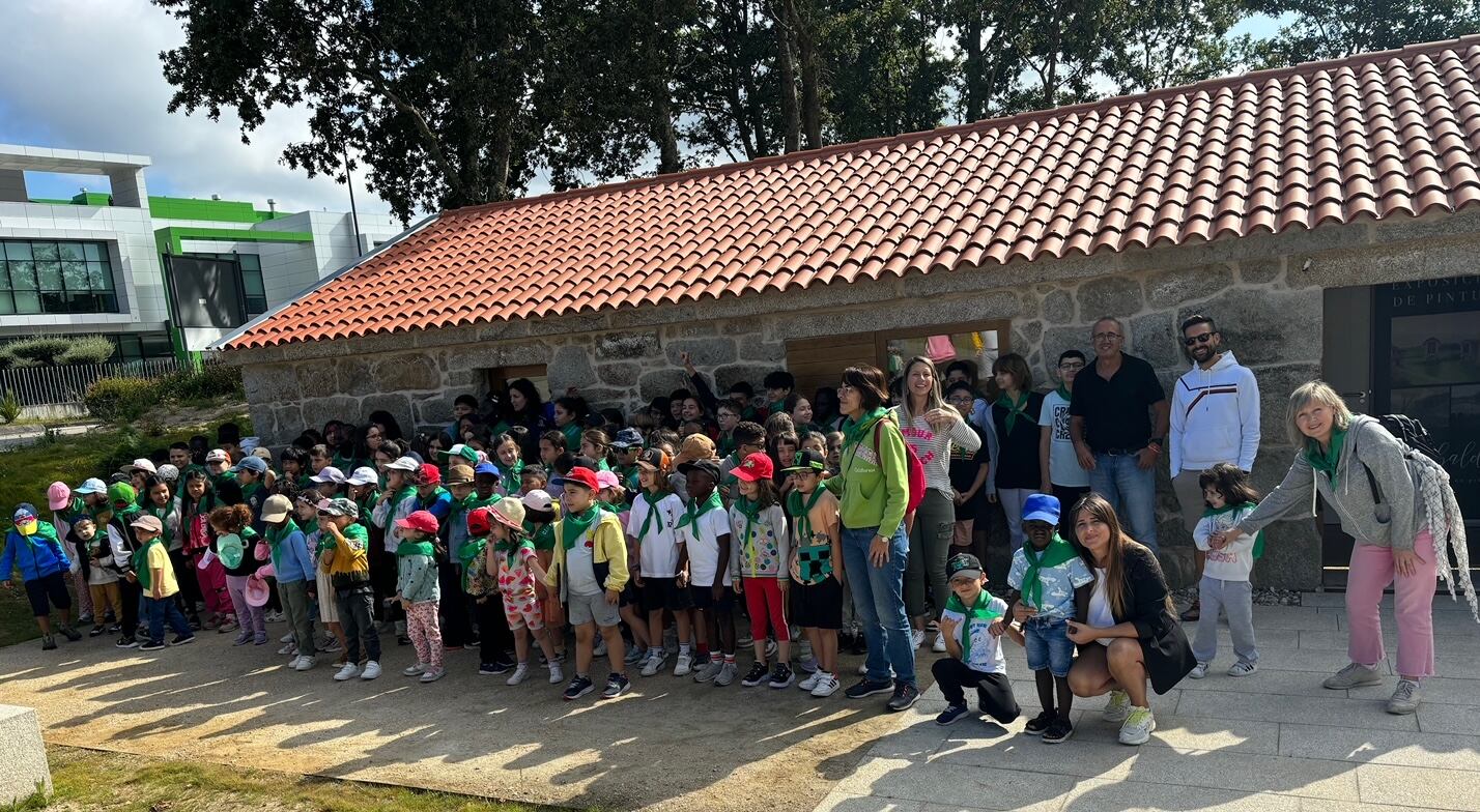 Alumnado do CEIP Ramón y Cajal de Vigo durante a visita ao muíño