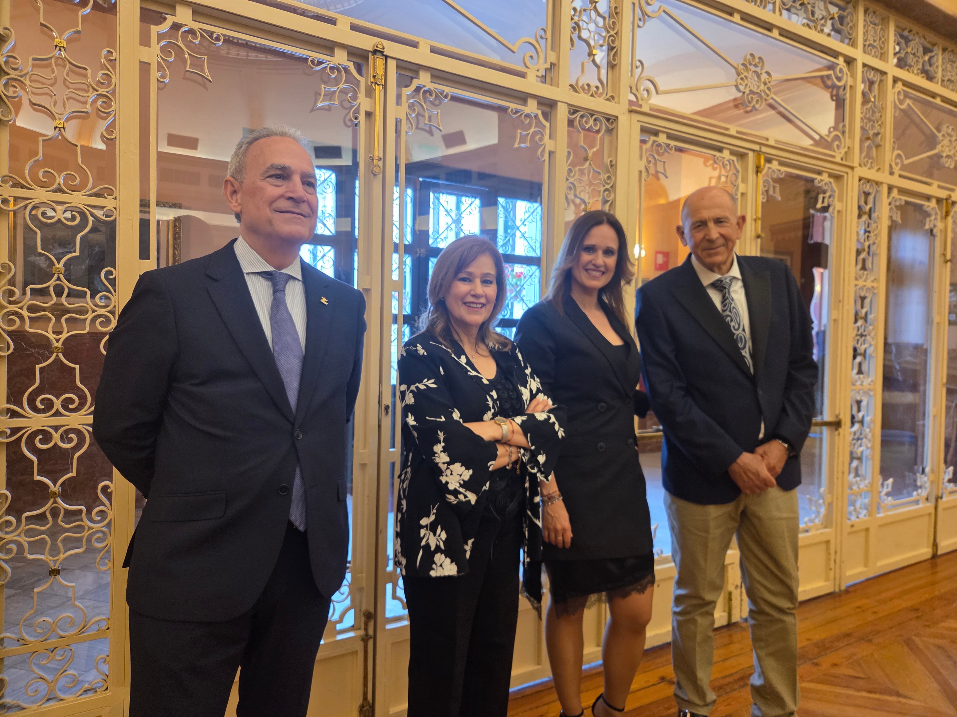Indalecio Carbonell, Inma Cortés, Sandra Ardáiz y Rafael Valls, antes de ser llamados para la conferencia