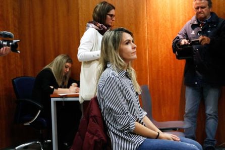 Elisa Mandillo, en la sala del tribunal por la  denunciada de la  asociación de abogados Cristianos por participar en una concentración en 2015 por llevar dicho órgano femenino en procesión en la manifestación del 8M. 