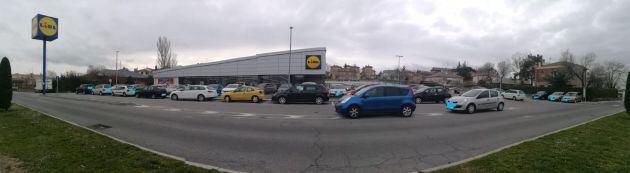 Vehículos de empresas de venta de coches estacionados en la calle