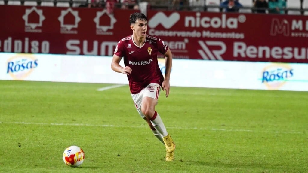 Héctor Pérez, jugador del Real Murcia, en el Enrique Roca.