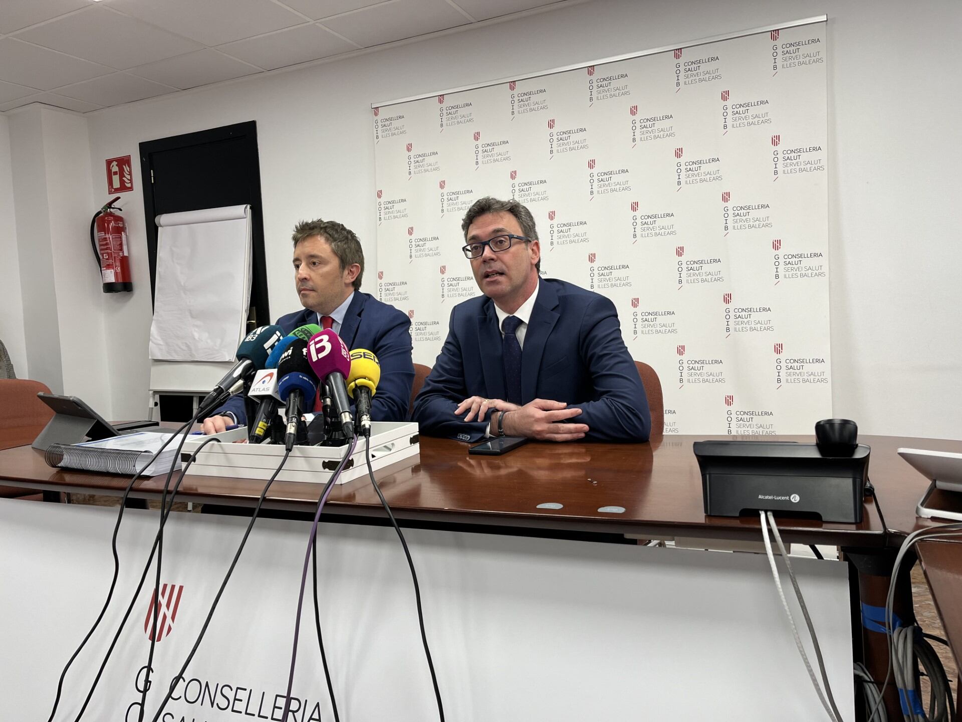 El director general del IbSalut, Javier Ureña, y el vicepresidente del Govern balear, Antoni Costa