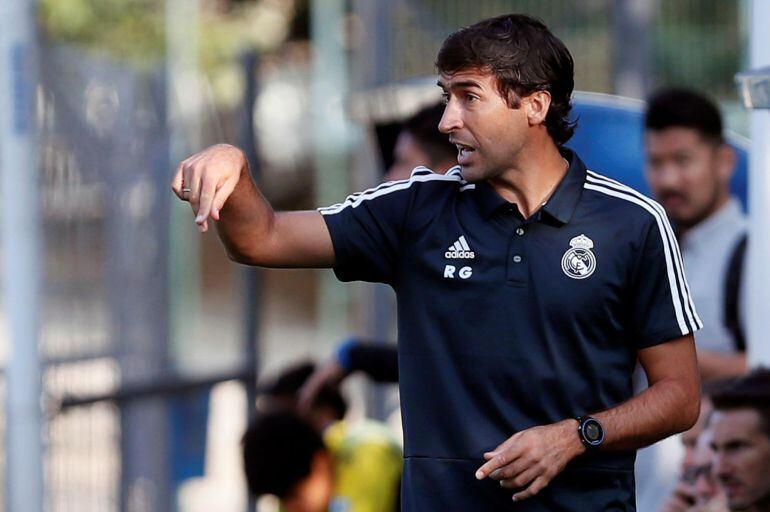 Raúl González Blanco,d., ex capitán del Real Madrid, ha comenzado una nueva etapa como entrenador, dirigiendo al cadete B del Real Madrid. En la foto, Raúl, se dirige a sus jugadores durante el partido que los Cadetes B del Real Madrid disputaron contra el Gamba Osaka japonés en el polideportivo de La Dehesa, en Moratalaz.
