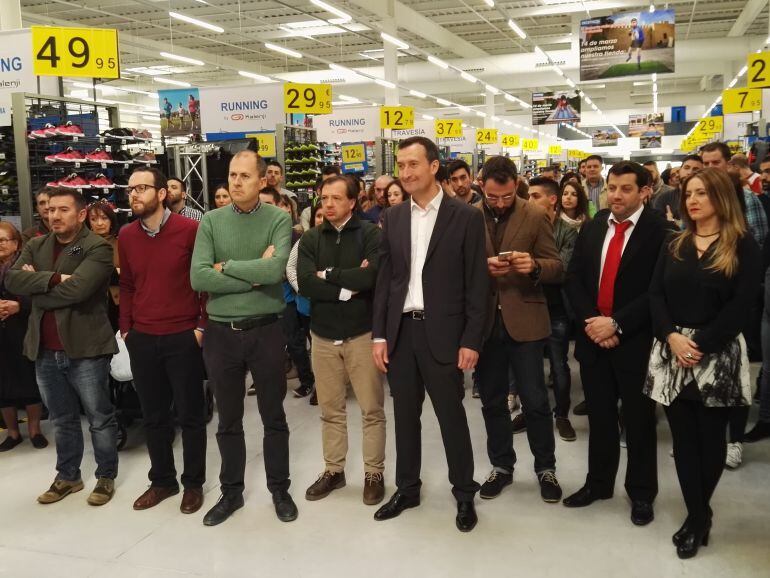 El alcalde y varios concejales en la inauguración de Decathlon