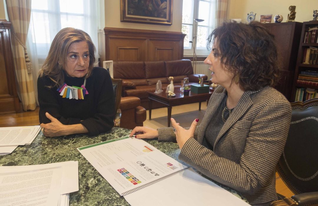 La presidenta de la Diputación de Pontevedra, Carmela Silva, junto a la alcaldesa de Tomiño, Sandra González.