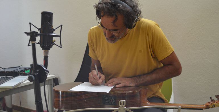 Rafa Sánchez, componiendo en su estudio. 