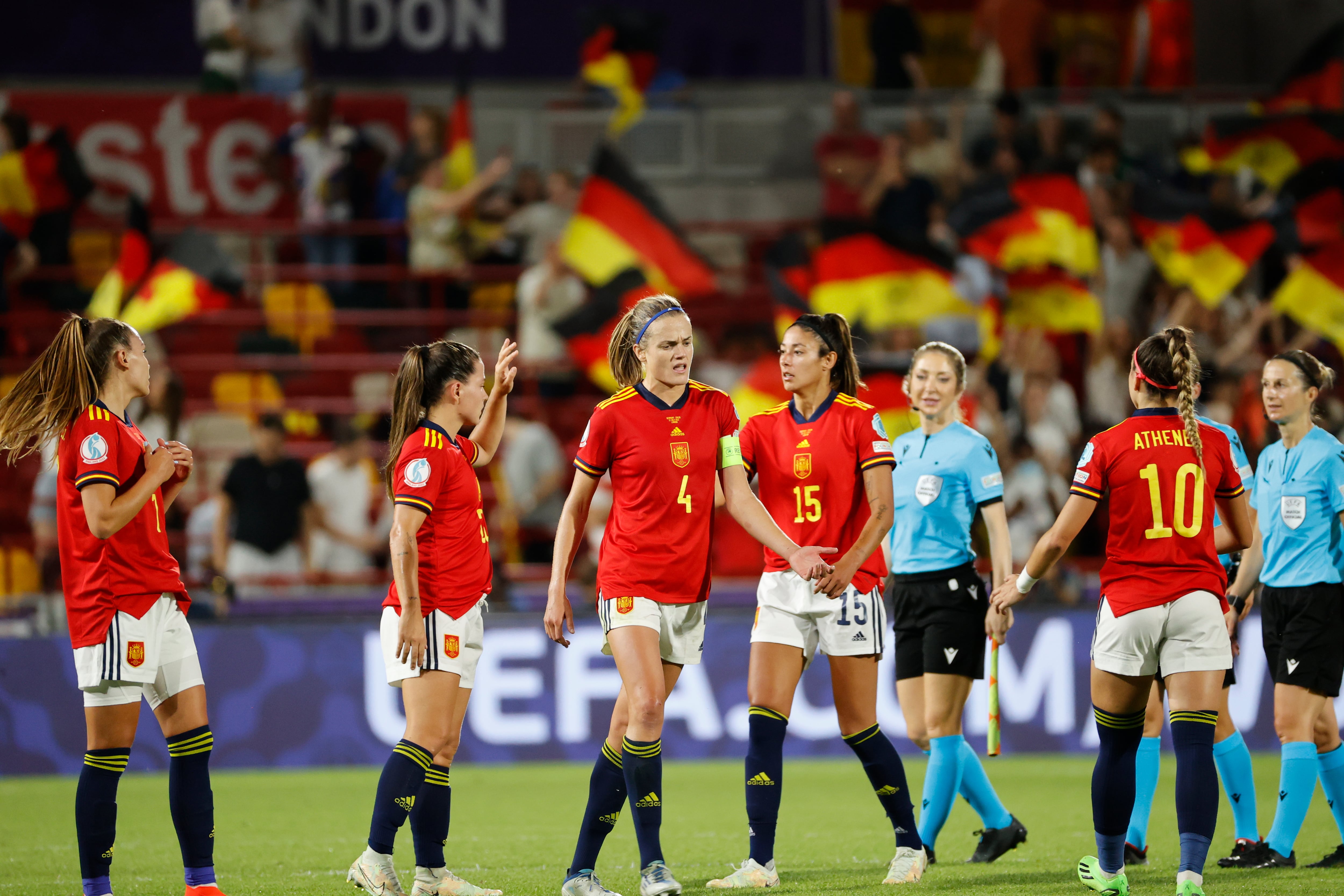 LONDRES, 12/07/2022.- Las jugadoras de la selección española a la finalización del encuentro correspondiente a la fase de grupos de la Eurocopa femenina que han disputado hoy martes frente a la selección de Alemania en el estadio Brentford de Londres. EFE/Miguel Toña
