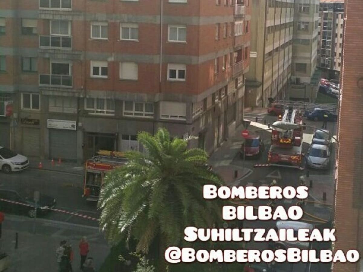 Rescatan a una mujer de 75 años en un incendio en una vivienda de Bilbao