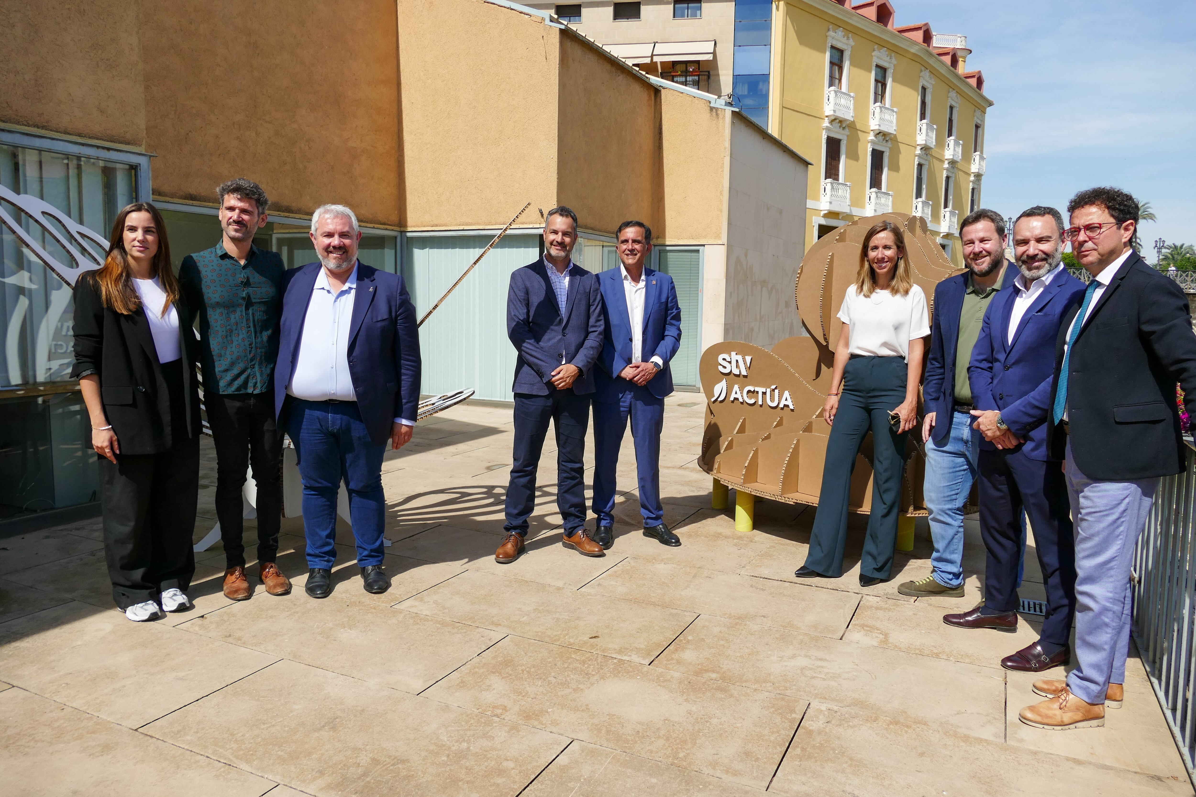 Alcalde José Antonio Serrano, junto al director del festival, Borja Valdor; la responsable de Comunicación de Konery; Marisol Guerrero; y el responsable de Comunicación y Relaciones Externas de Estrella de Levante, Yayo Delgado