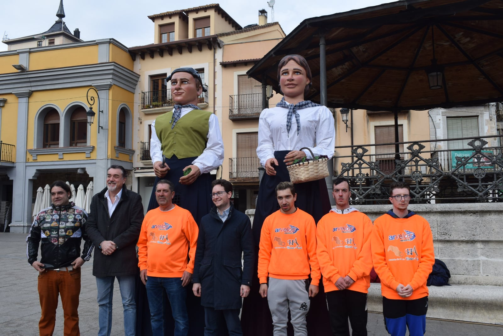 Presentación en la Plaza Mayor de los nuevos gigantones