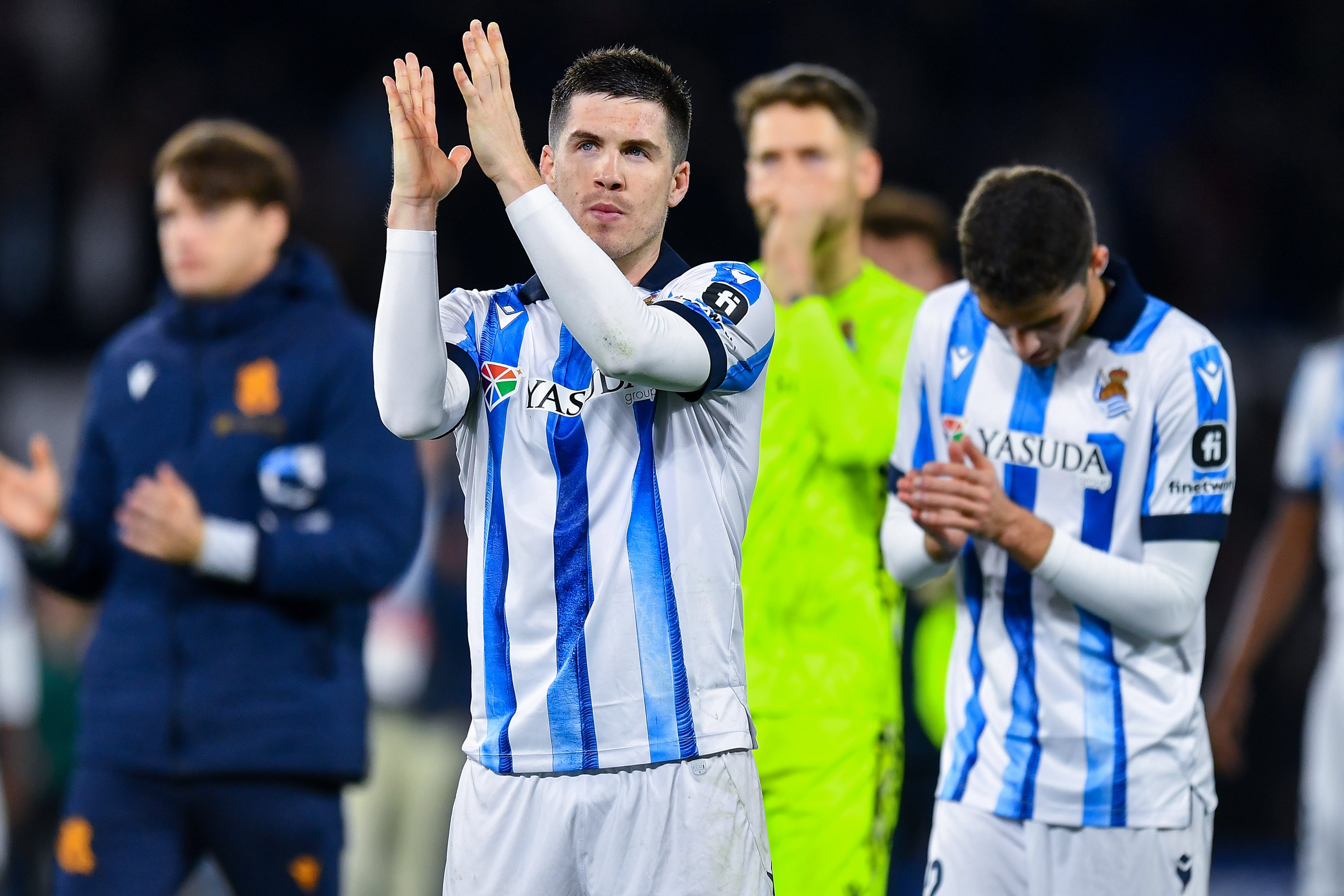 Los jugadores de la Real Sociedad aplauden a la afición desplazada tras la derrota ante el PSG