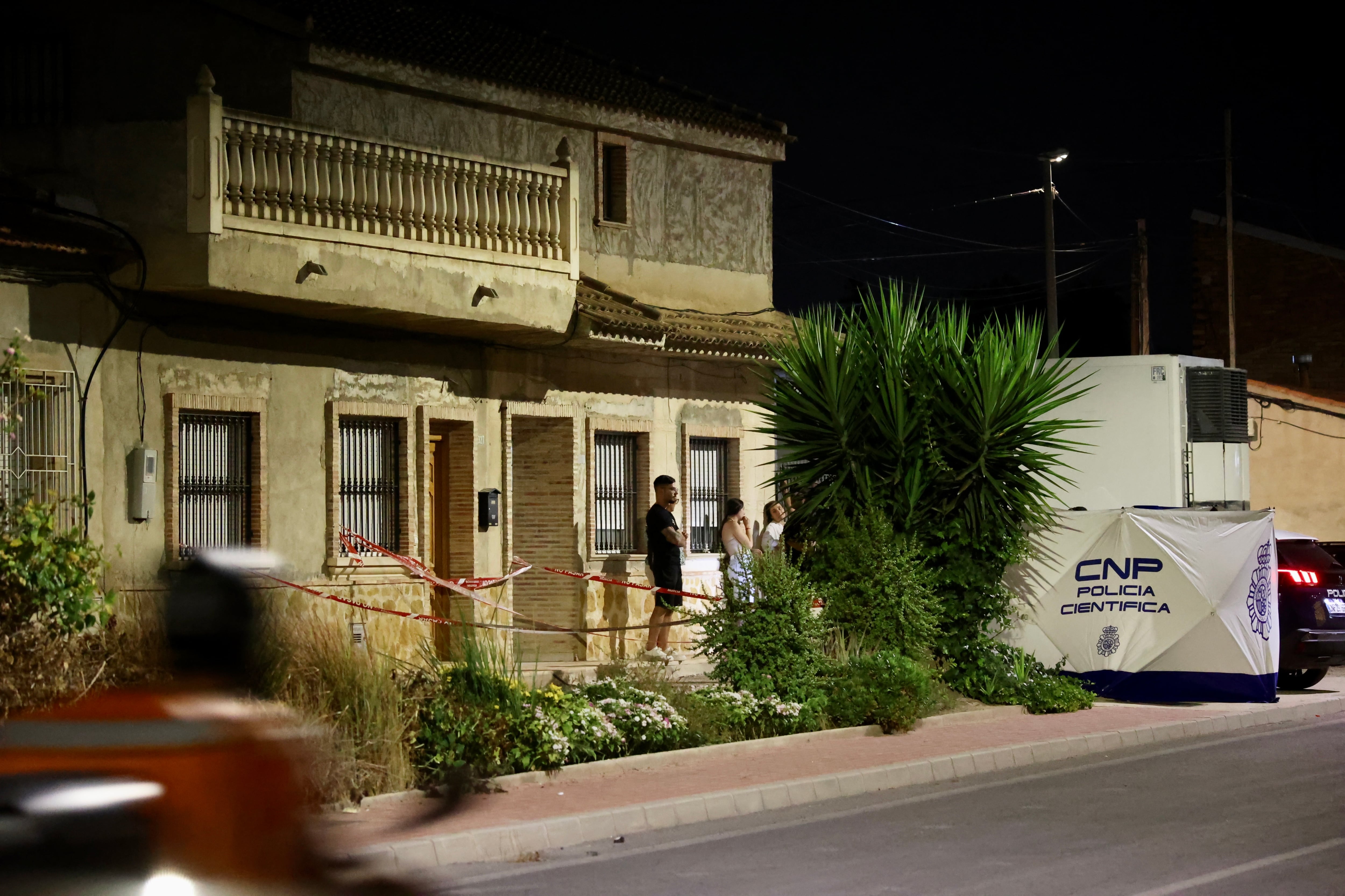 MURCIA, 15/08/2024.- Una mujer de 90 años de edad ha sido asesinada este jueves tarde en la pedanía de Puente Tocinos (Murcia), apuñalada supuestamente en el transcurso de una riña familiar, por causas desconocidas. El agresor, ha huido y ha sido detenido posteriormente en su domicilio, a unos 300 metros del lugar de la agresión. EFE/Juan Carlos Caval
