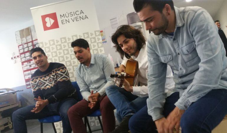 La asocaición &#039;Música en vena&#039; ha actuado en directo en los pasillos del hospital de Leganés