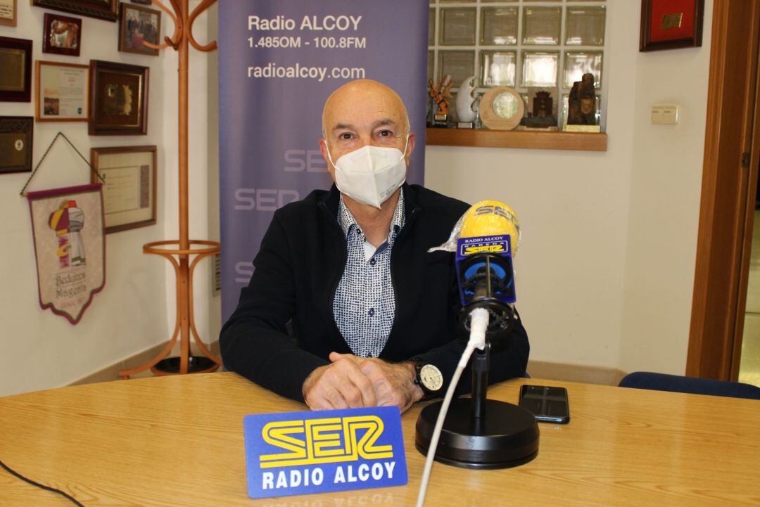 José Luis García, en el estudio de Radio Alcoy un año después del inicio del brote de DomusVi Alcoy