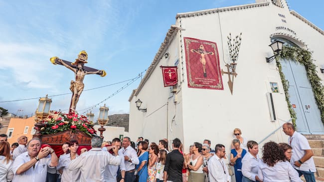 Traslado en procesión de la imagen del Cristo de la Sangre del Monte Calvario