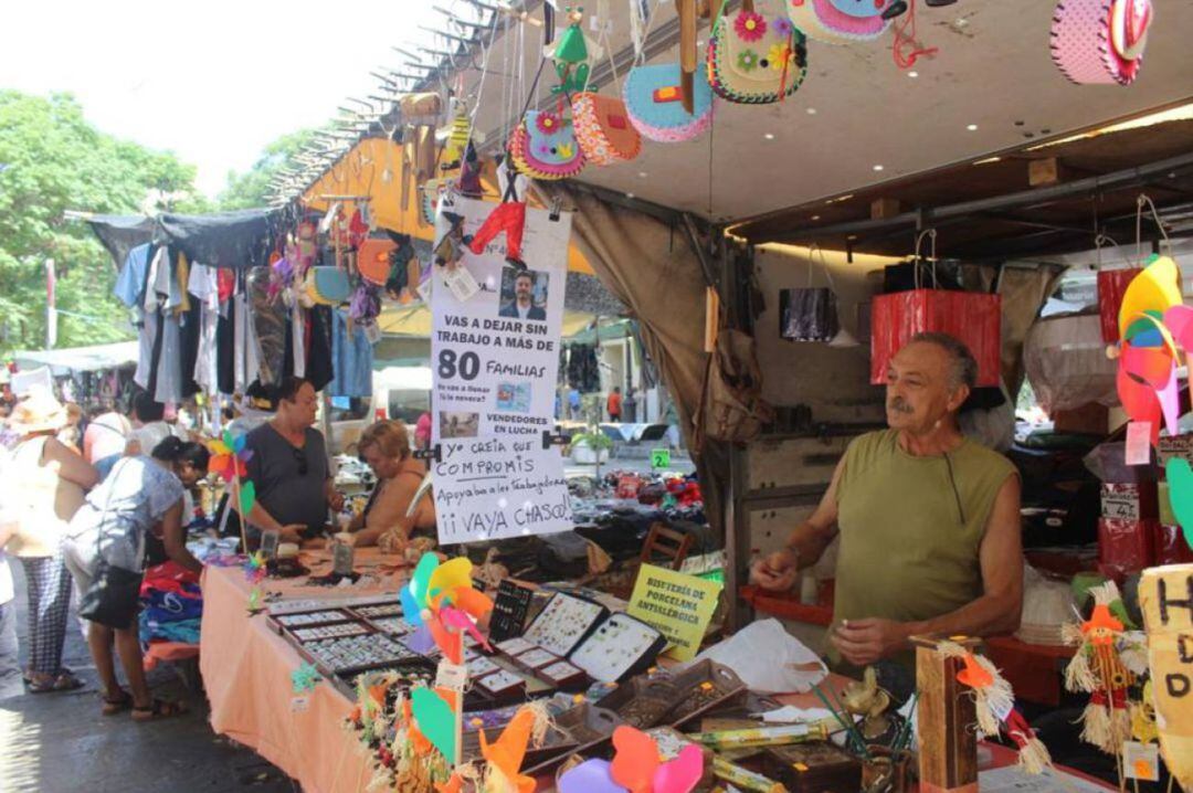 Punto de venta en el mercadillo de los domingo de la plaza del Mercado Central, en València