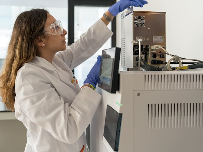 A través de la generación y puesta en marcha de protocolos de muestreo y análisis innovadores, trazables y seguros, que permiten la caracterización del alga a nivel bioquímico y del medio marino en el que se desarrolla. En