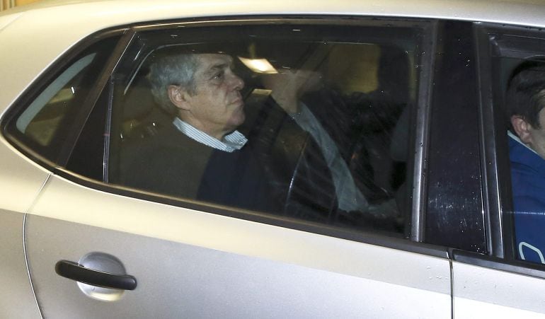 PC. Lisbon (Portugal), 22/11/2014.- The former Portuguese Prime Minister Jose Socrates inside a police car leaves the Central Criminal Court (TCIC) on Justice Campus in Lisbon, Portugal, 22 November 2014. The former Socialist Prime Minister of Portugal, J