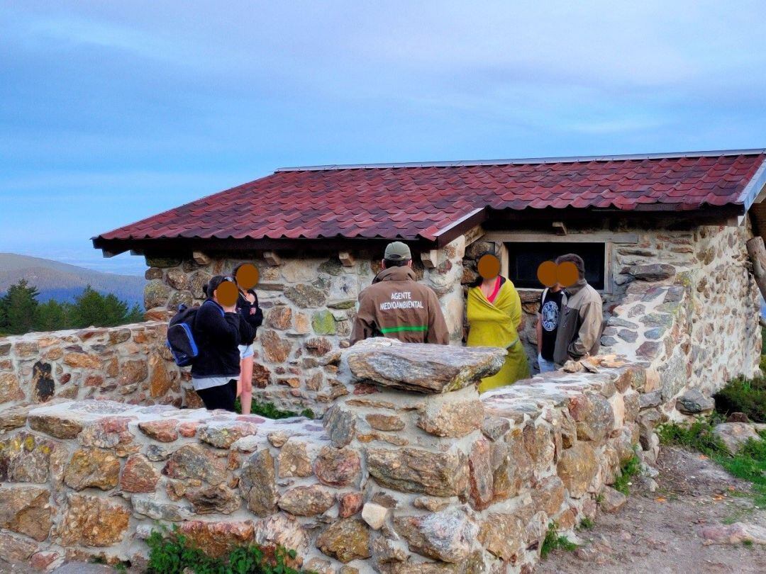 Un agente medioambiental explica las normas de confinamiento.