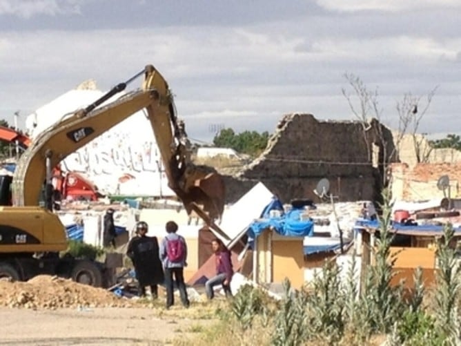 Máquinas excavadoras derribando las viviendas en El Gallinero. (Fotografía de JAVIER BAEZA)
