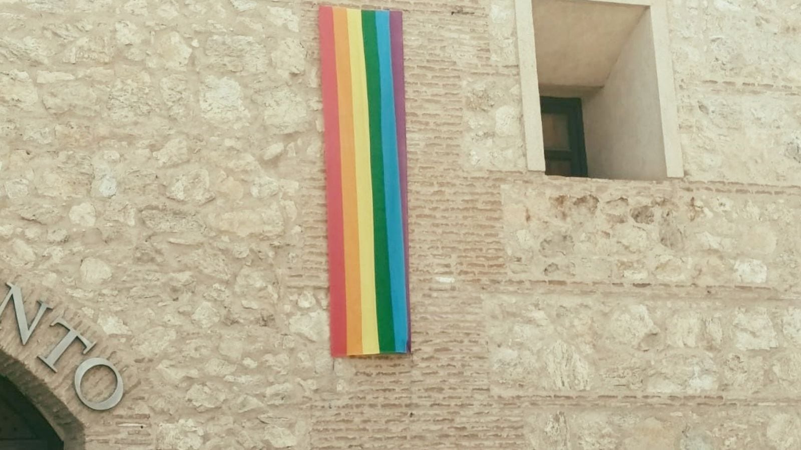 La bandera LGTBI que ondeaba en la fachada del Ayuntamiento de Torrijos (Toledo)