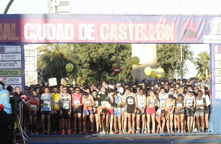 Los atletas preparados para efectuar la salida