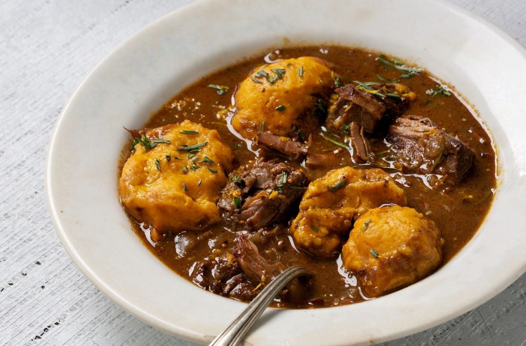 Guiso de carne acompañado de patatas.