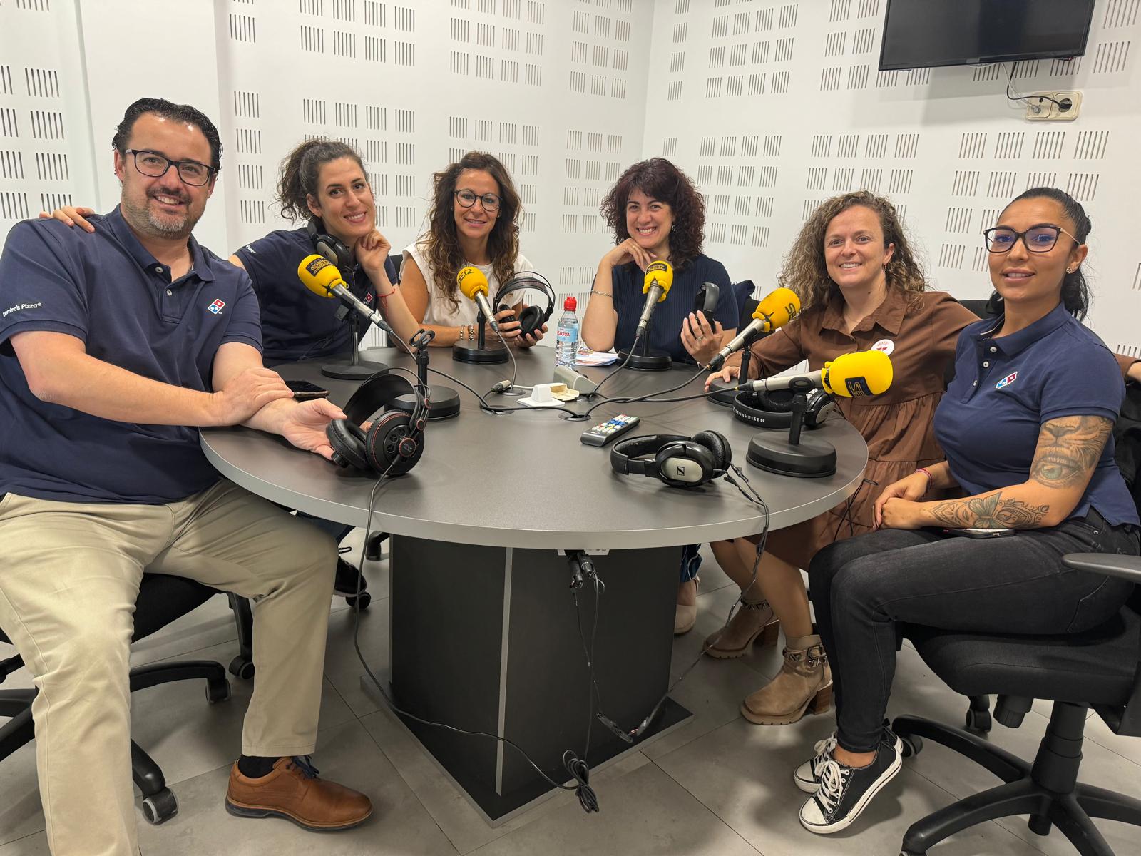 Amparo Luque, madre de Julia (3d), junto a Cristina Gutiérrez (3i), directora del CEIP Antonio Machado, Aurori González de la Asociación Adago (2d), y representantes de Domino´s Pizza que entregarán pulseras con descuentos para los participantes.