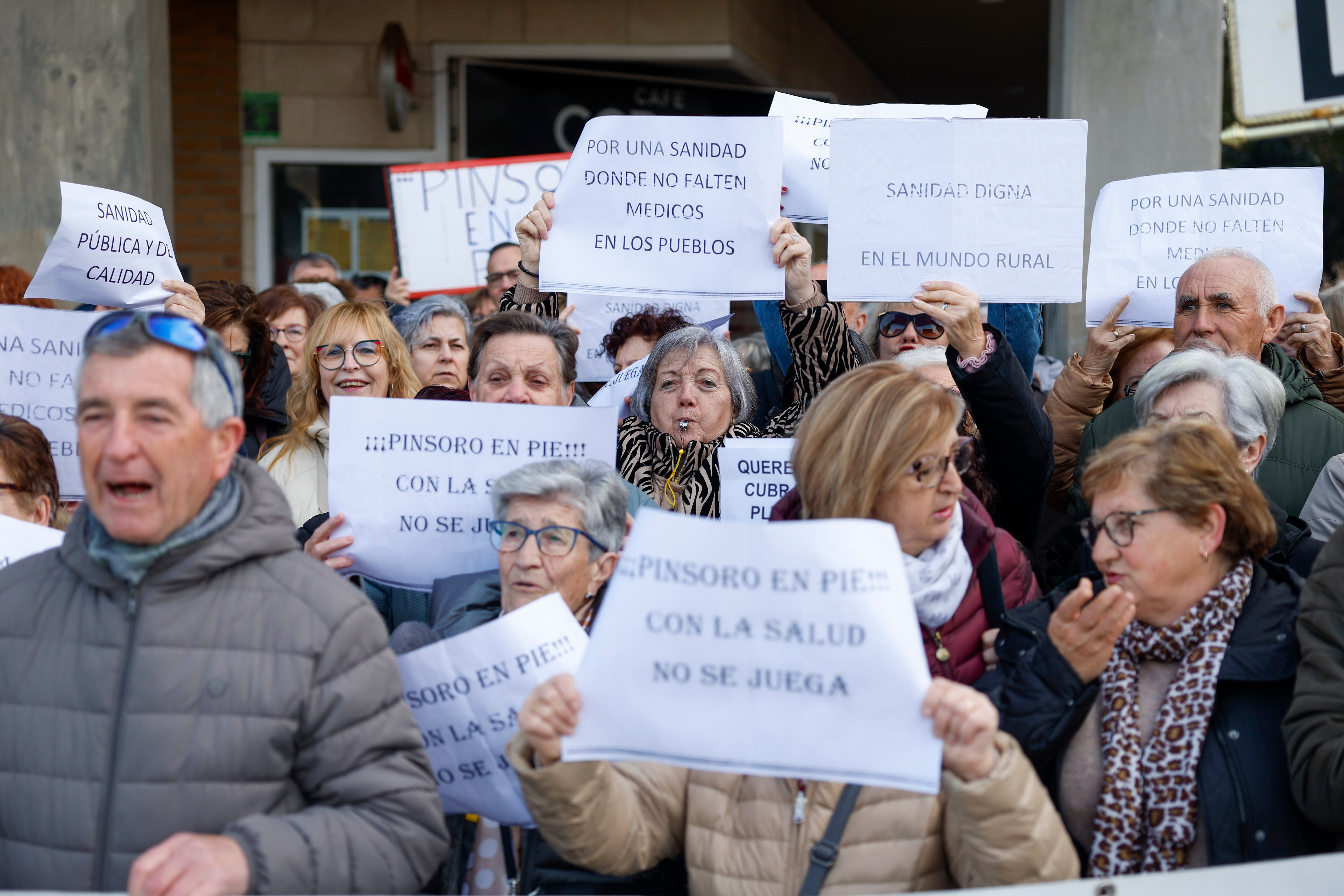 ZARAGOZA, 28/02/2025.- Un grupo de manifestantes del Consejo de Salud de la zona básica de salud de Ejea de los Caballeros protesta por la falta de médicos a las puertas de las Cortes de Aragón durante la celebración de una sesión plenaria este viernes en Zaragoza. EFE/ Javier Cebollada
