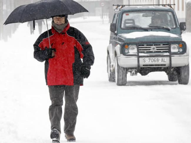 Un vecino de la localidad cántabra de Reinosa circula por una de las carreteras que rodean esta localidad, en una jornada en la que se ha recrudecido el temporal debido a la entrada de viento del norte lo que ha provocado un nuevo descenso de las temperat
