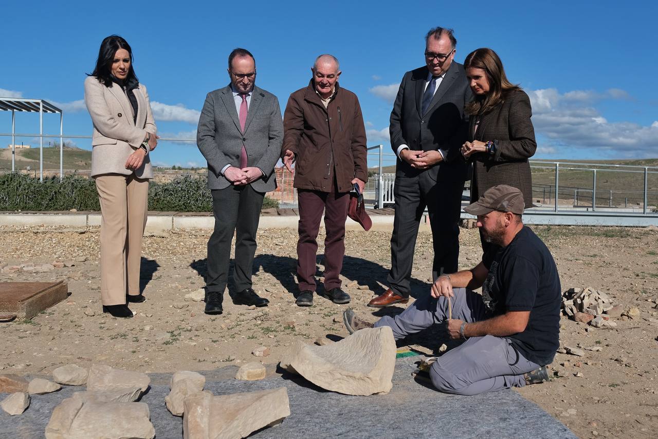 Arturo Bernal, consejero de Turismo, Cultura y Deporte, visita Cástulo junto a responsables del yacimiento y autoridades locales y provinciales.