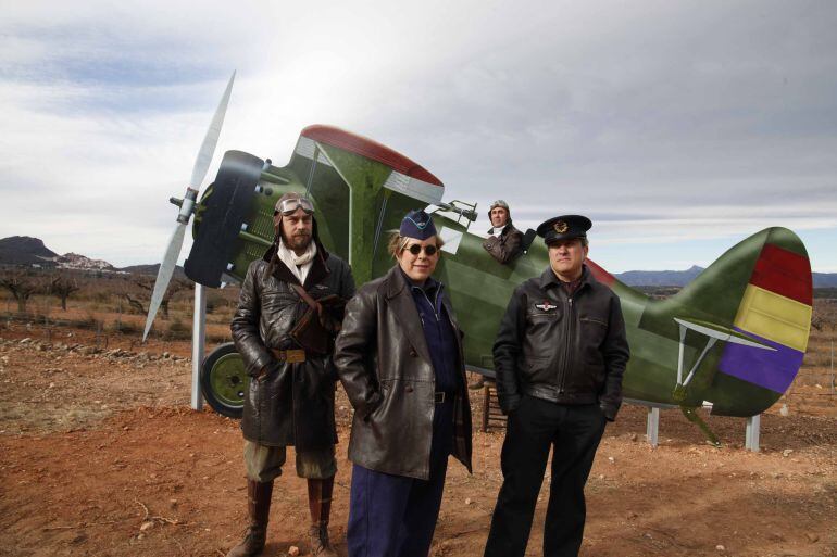 Figurantes en la inauguración del campo de aviación de Vilafamés