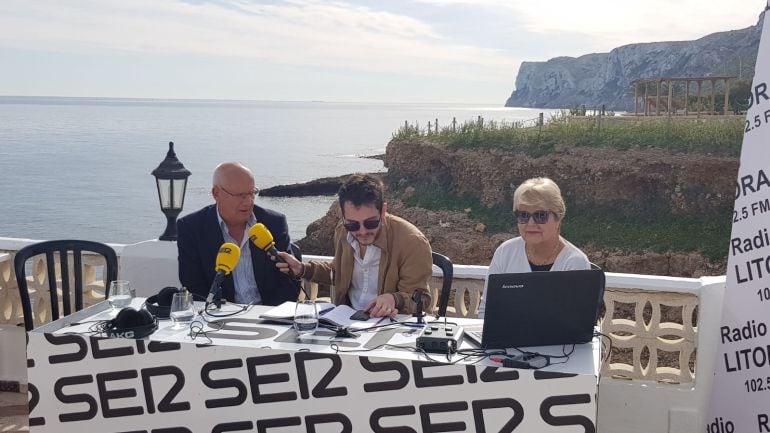 El alcalde de Dénia, Vicent Grimalt, y Fina Larrosa, en nuestro set de directo.