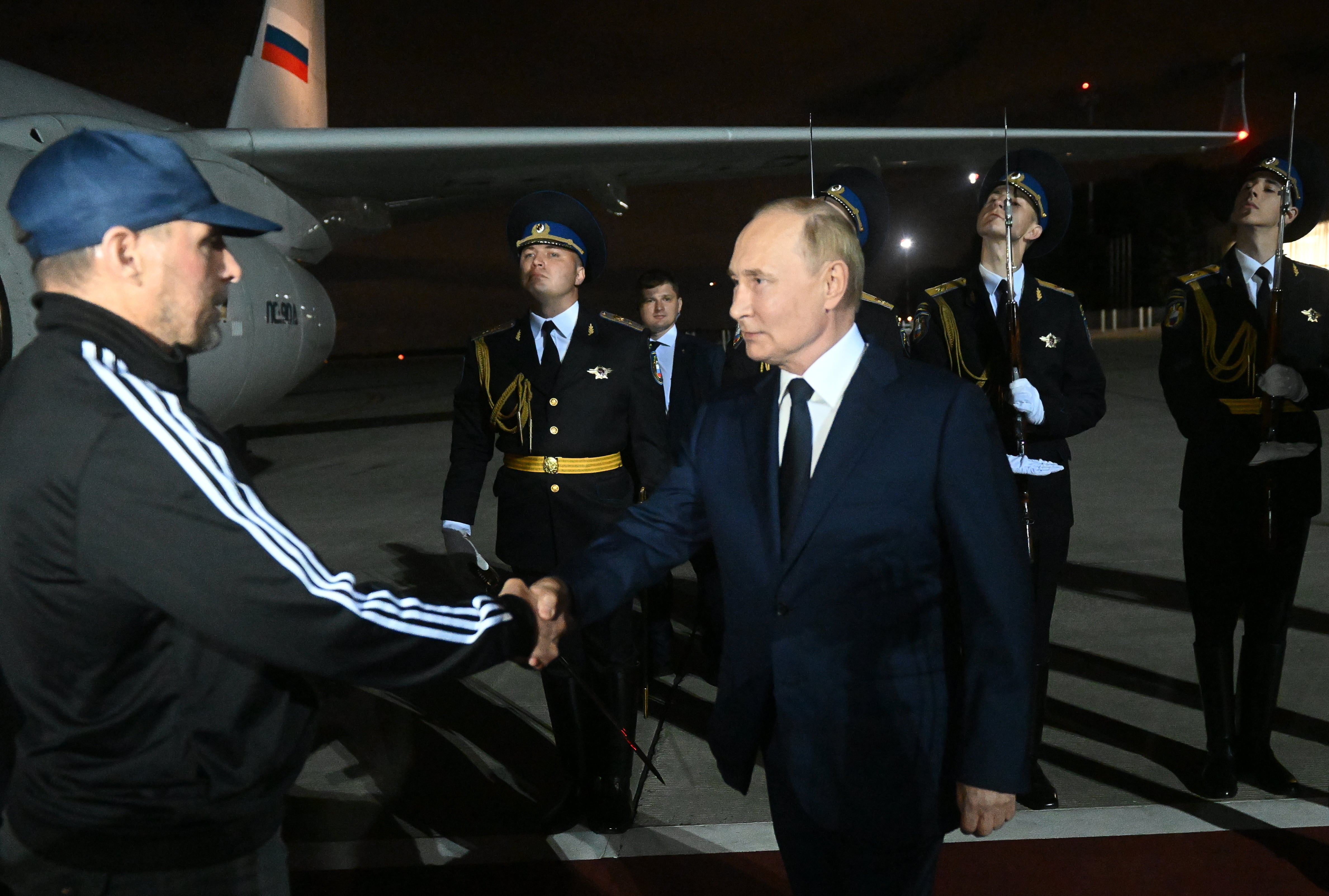 Vladimir Putin saluda a Vadim Krasikov a su llegada a Moscú