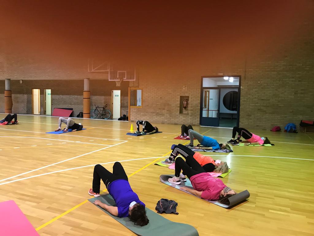 Grupo de gimnasia en un pabellón