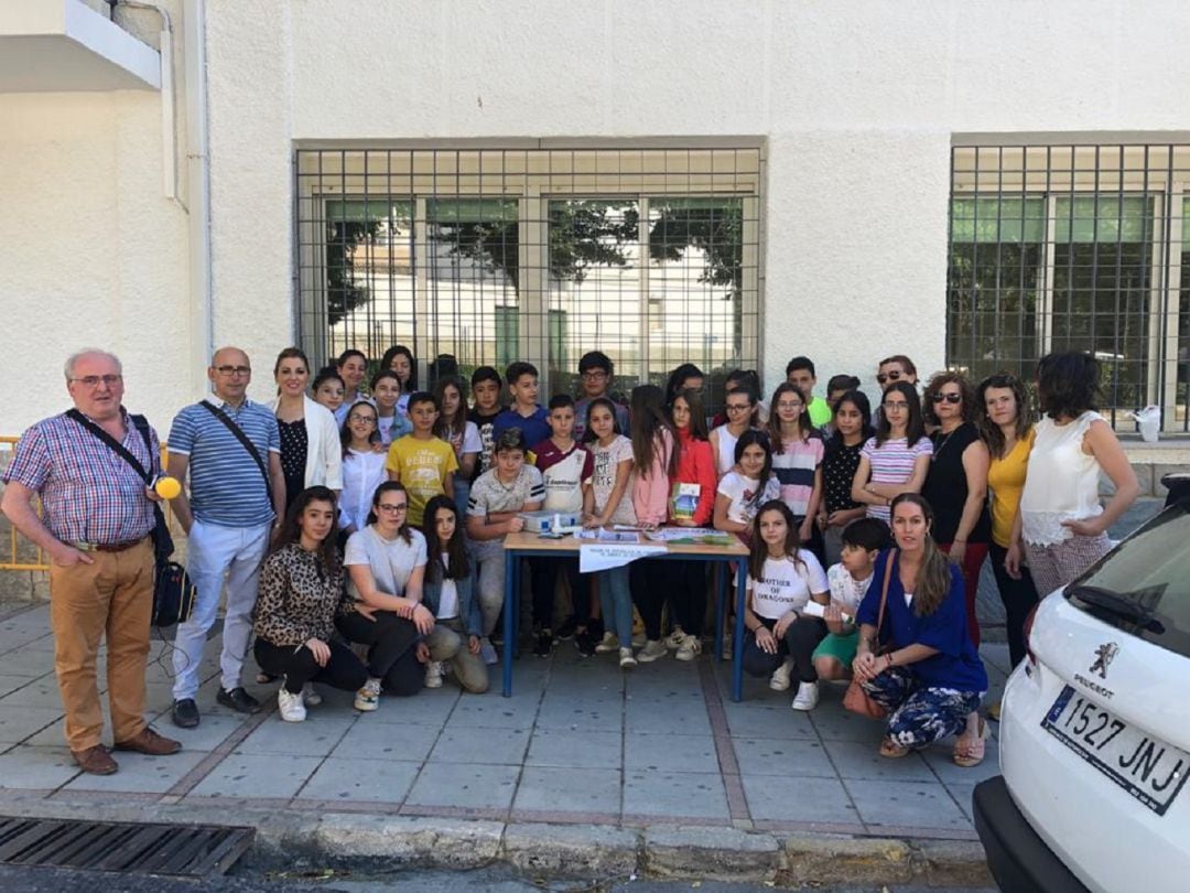 Foto de familia con alumnas y alumnos participantes, concejal, profesores y colaboradoras