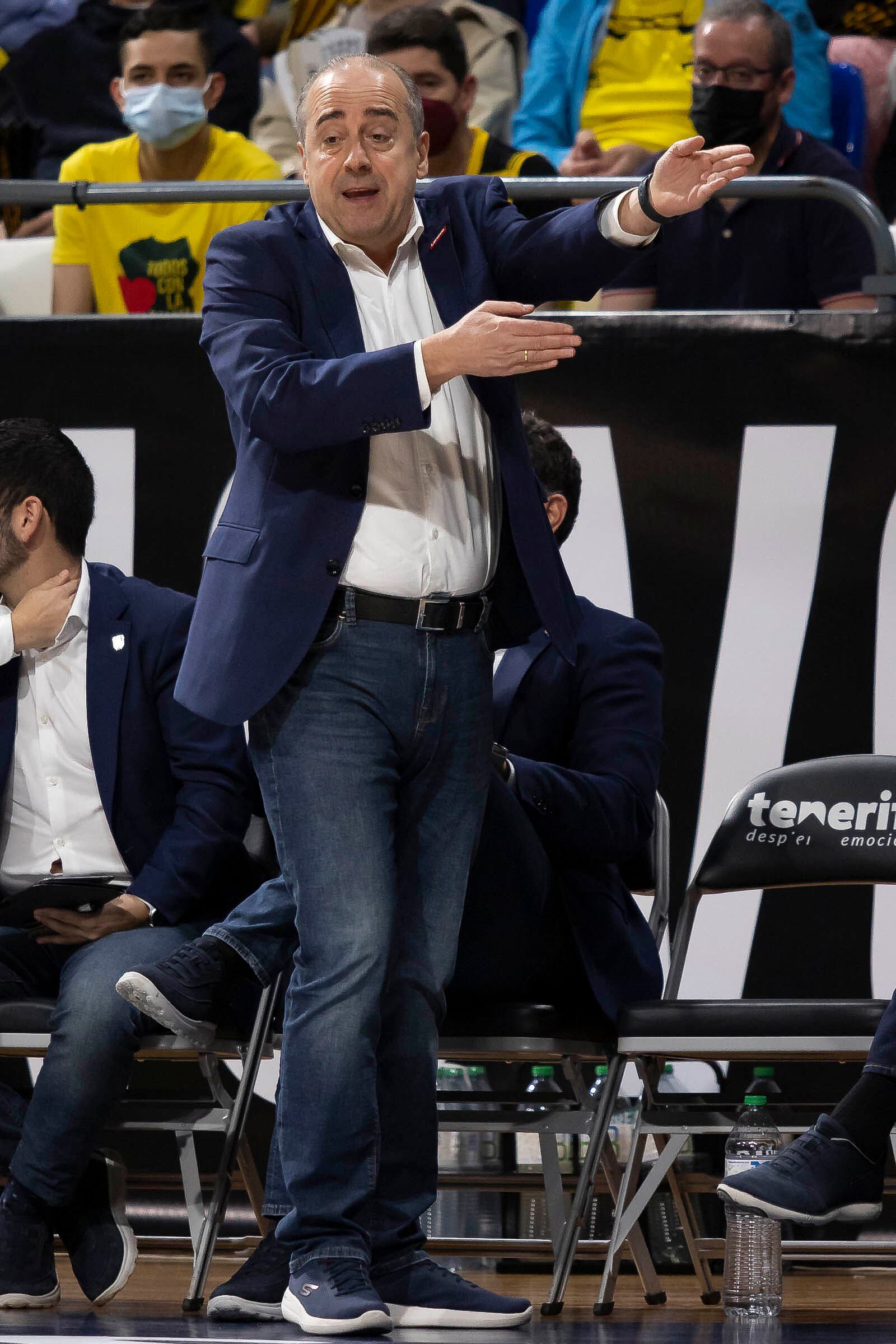 LA LAGUNA (TENERIFE), 20/03/2022.- El entrenador del Lenovo Tenerife, Txus Vidorreta, da instrucciones a sus jugadores contra el San Pablo Burgos durante el partido de la jornada 25 de la Liga Endesa de baloncesto disputado este domingo en el pabellón Santiago Martín de La Laguna. EFE/ Miguel Barreto