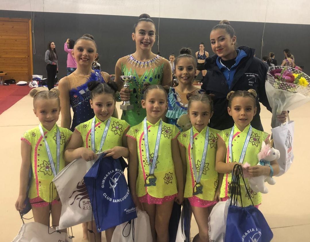 Las gimnastas posando tras obtener las seis medallas en Sanlúcar 