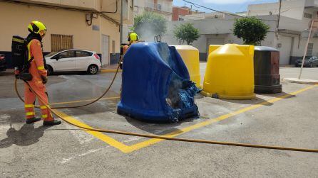 Bomberos apagan el incendio en un contenedor en Xeraco