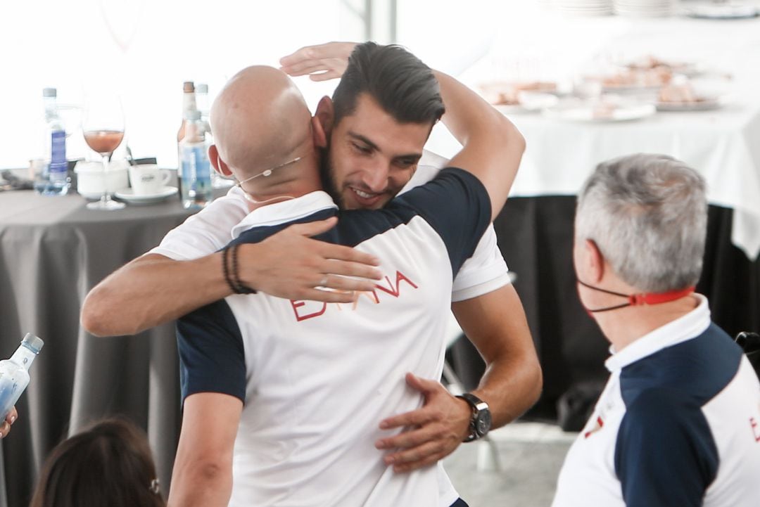 El presidente de la Real Federación Española de Fútbol, Luis Rubiales, se abraza al jugador de la selección española olímpica de fútbol Rafa Mir tras su llegada de los Juegos Olímpicos de Tokyo.