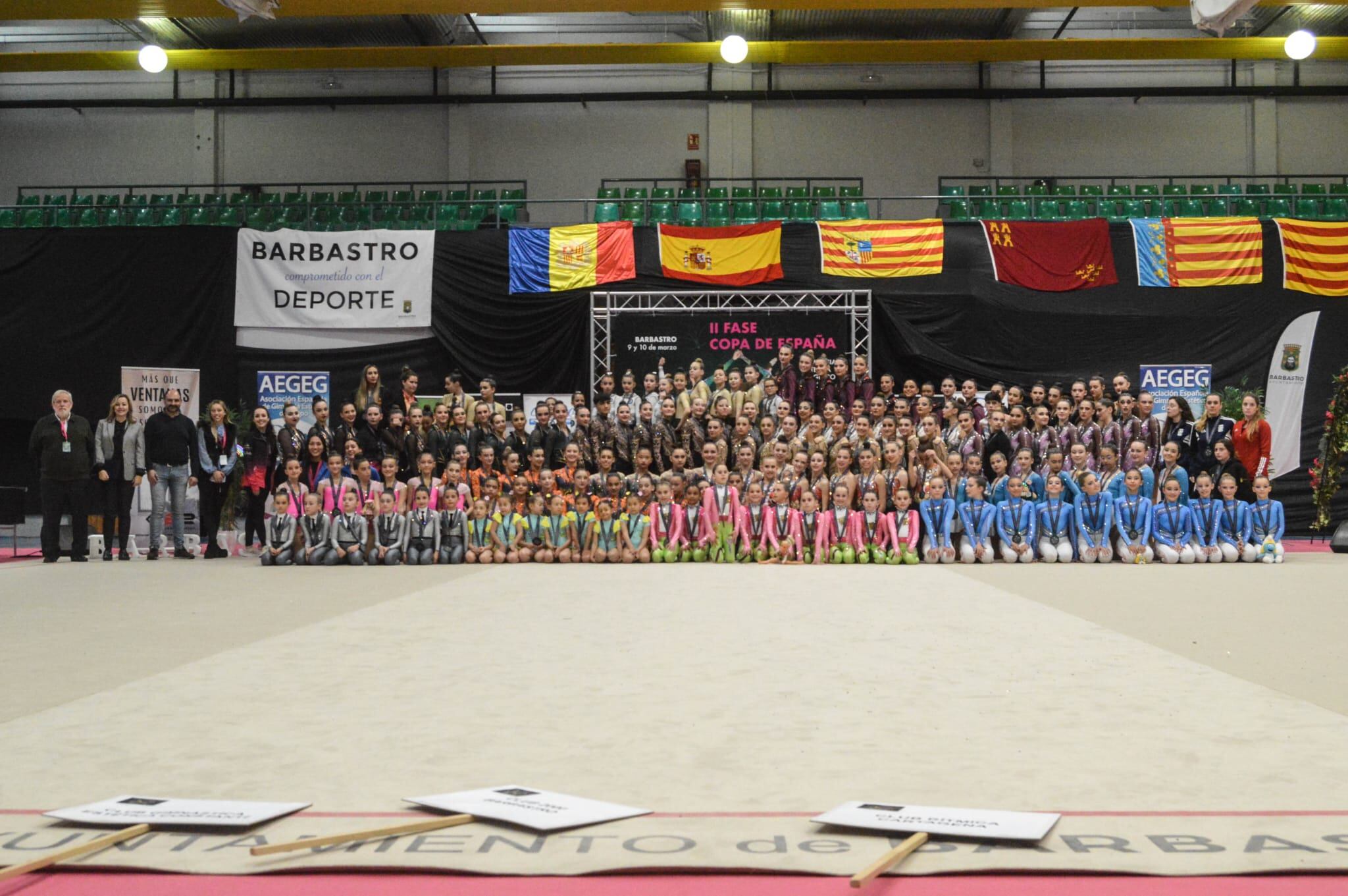 Foto de familia de las participantes en las pruebas de gimnasia rítmica y estética celebradas en Barbastro