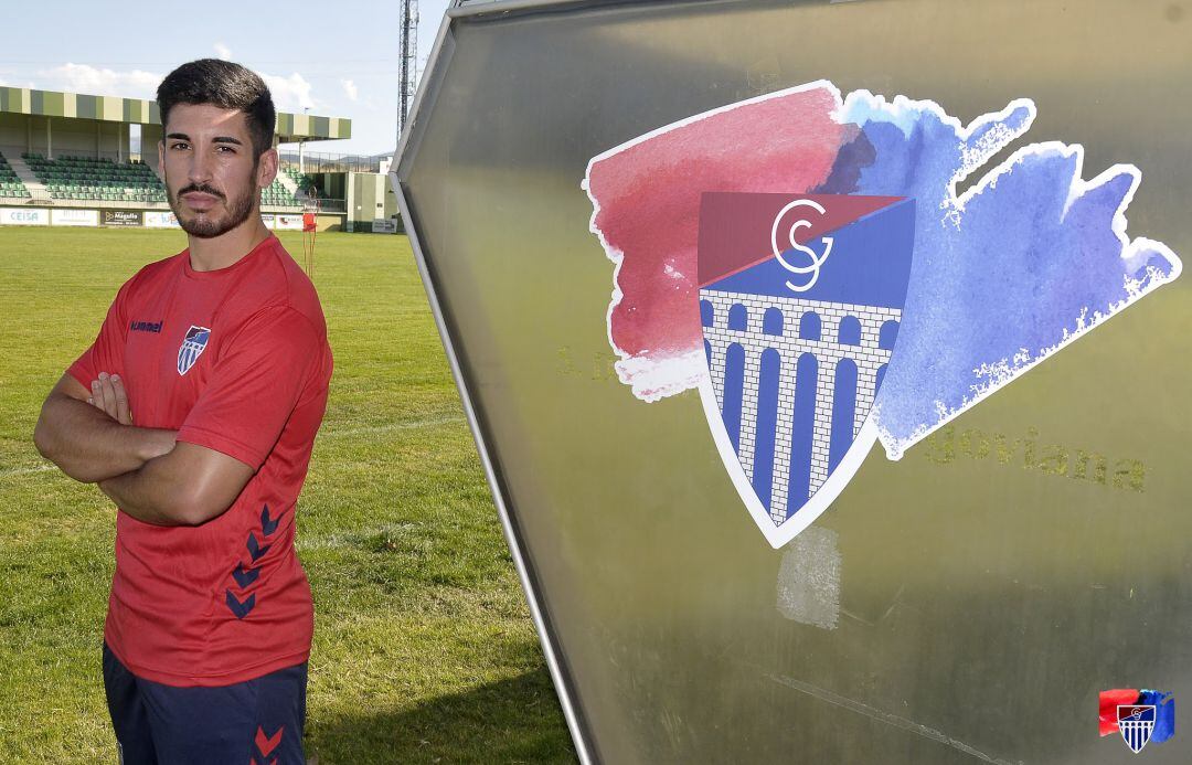 Aitor Garrido posando en el césped de La Albuera