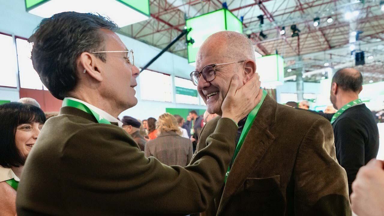 El exalcalde de Granada, Paco Cuenca, saluda al expresidente de la Junta, Manuel Chaves, en el congreso del PSOE andaluz en Armilla (Granada)