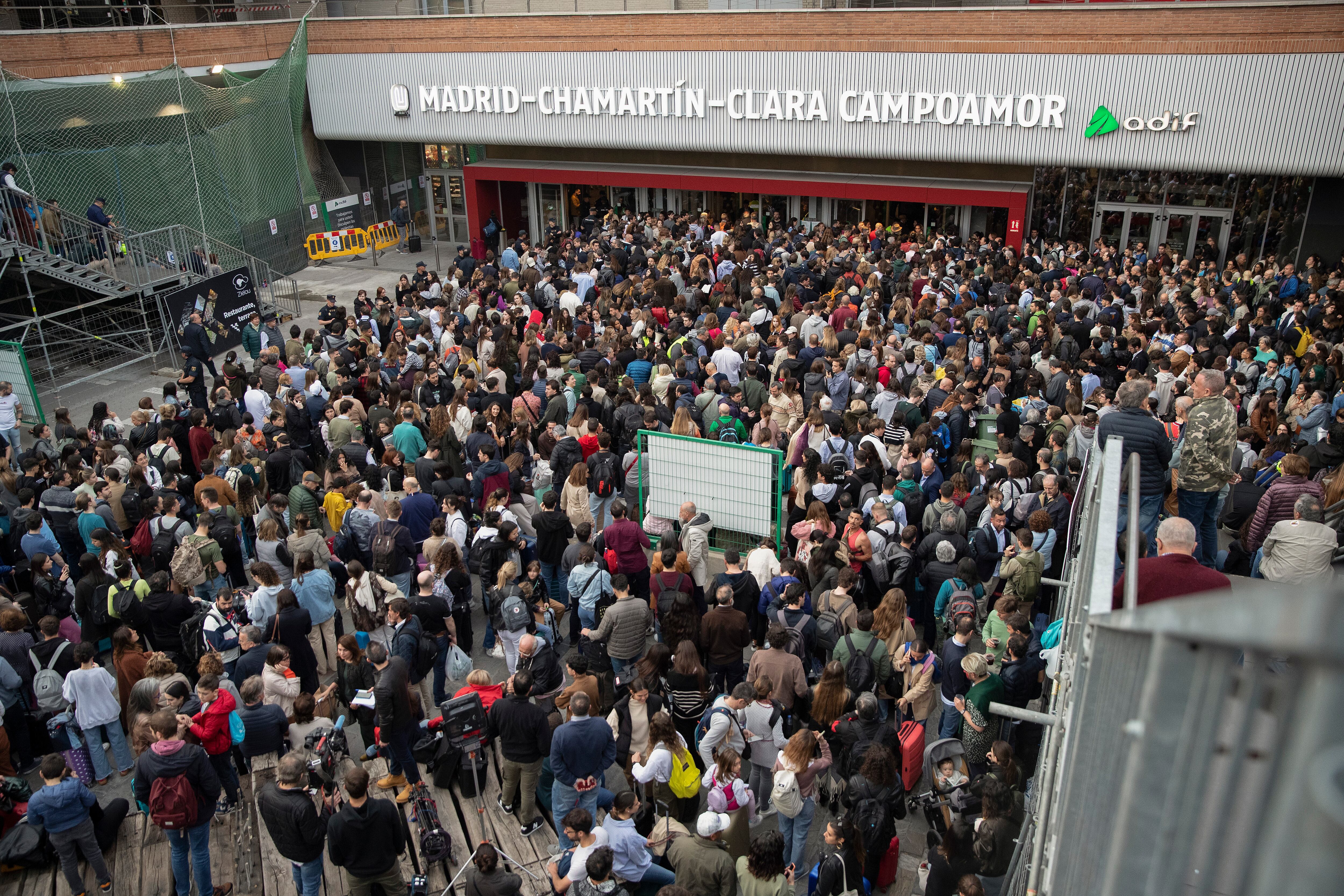 MADRID, 31/03/2023.- El caos se ha desatado en la madrileña estación de Chamartín hoy viernes en pleno arranque de Semana Santa por una avería que suspende la circulación del AVE, aunque a estas horas ya se ha restablecido la circulación de trenes de alta velocidad en la estación. EFE/ J.P. Gandul
