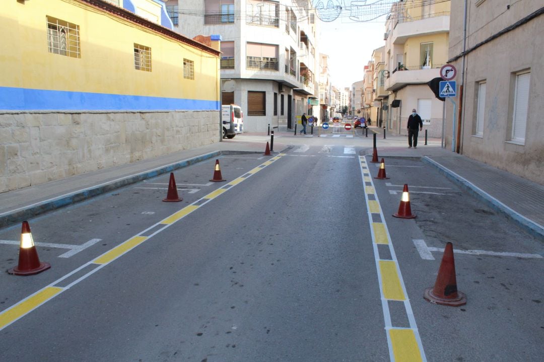 Zona exclusiva para carga y descarga y paso de vehículos autorizados