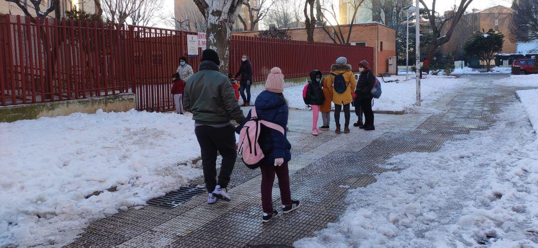 Un grupo de alumnos espera a entrar a clase al José Serna de Albacete este miércoles