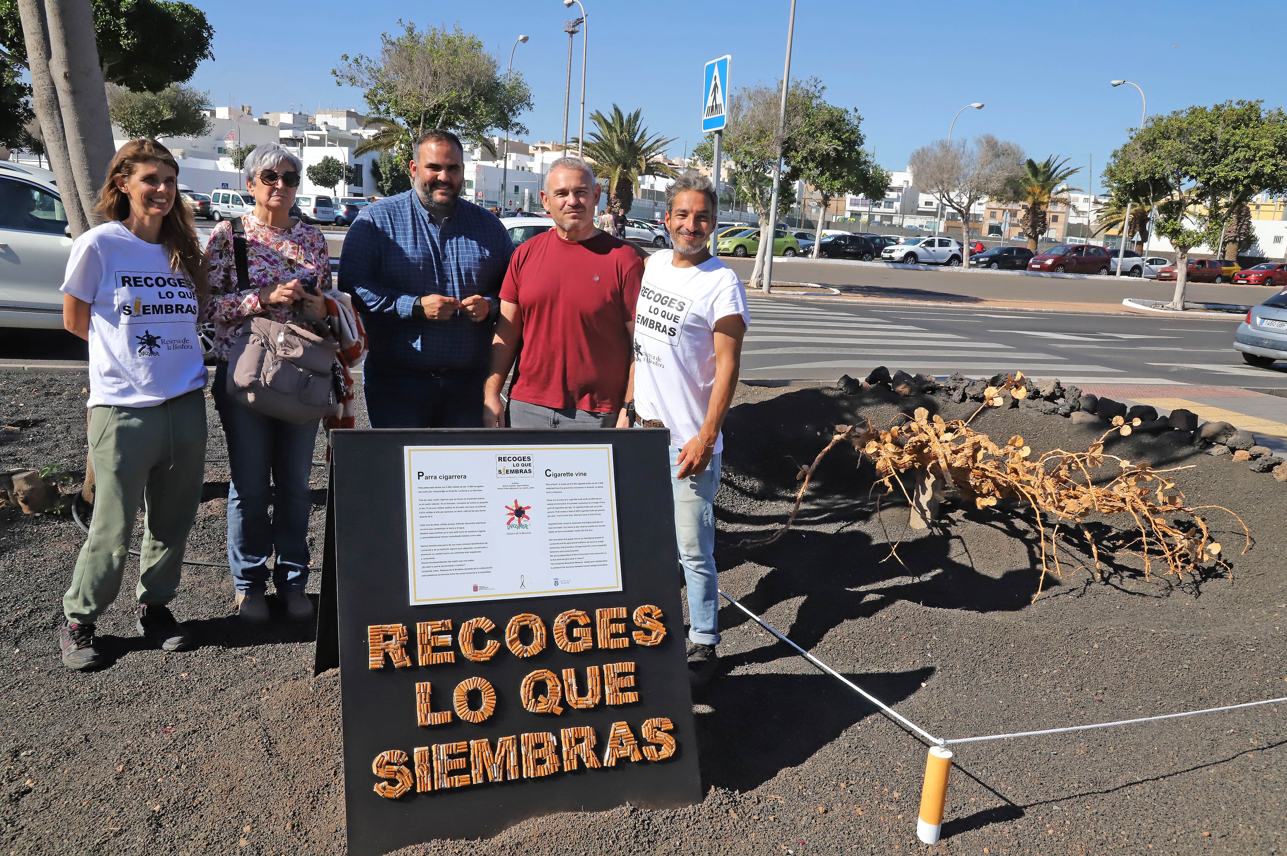 Autoridades insulares y municipales de Arrecife junto a la escultura &#039;Recoges lo que siembras&#039; y su autor.